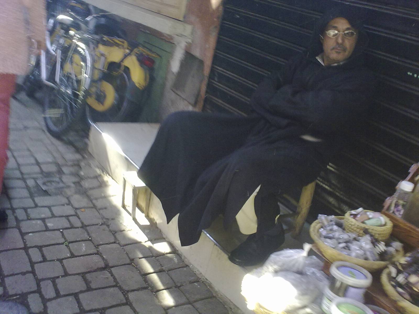 Marrakech-marrakesh-street-paddler-venditore-ambulante